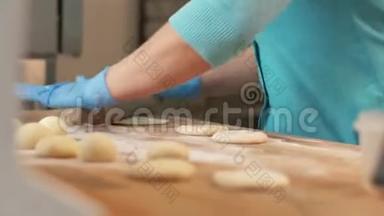 面包房里的面包房里，在烤点心前用手擀面团